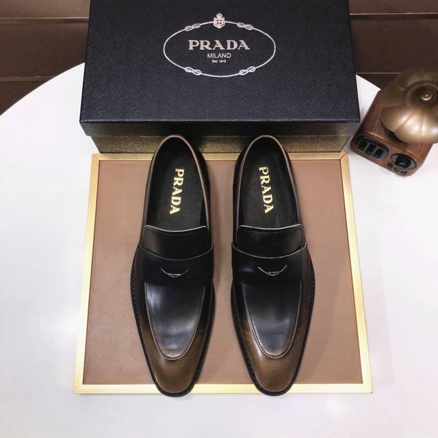 工厂价： 品牌：Prada 普拉达 描述：最新款男士务商休闲男鞋皮鞋，奢华尊贵那是须必的，全部采进用口原版牛皮，只为打造更为舒的适穿着体验，牛皮鞋面进水口染全牛